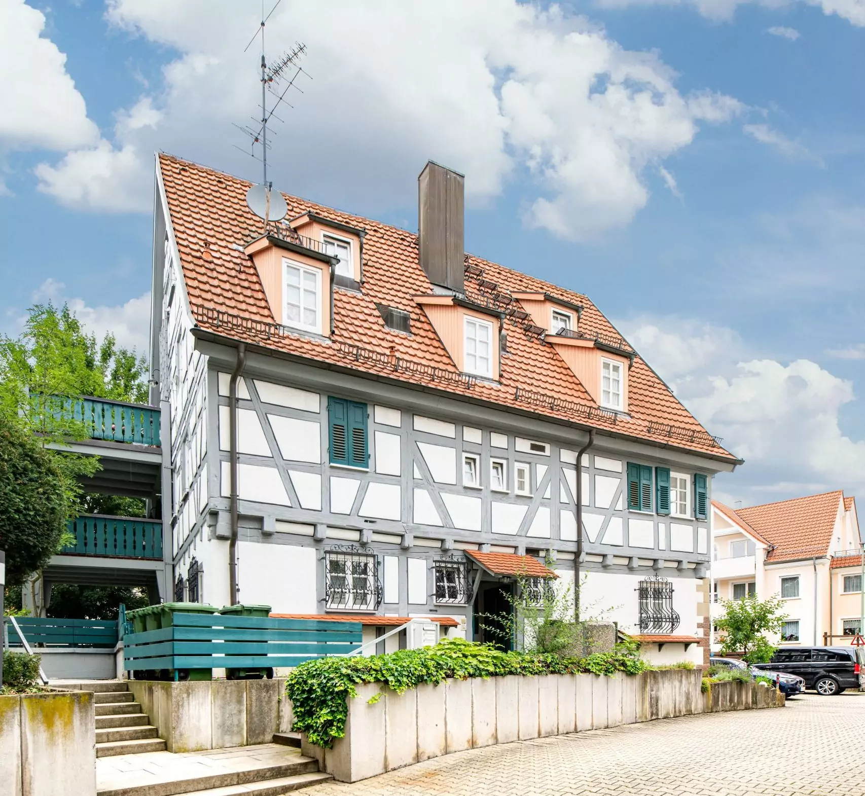 Aussenansicht des Standortes Ditzingen vom Bestattungshaus Anita Märtin. Es ist ein restauriertes Fachwerk Haus mit weisser Front und grauen Holzbalken.