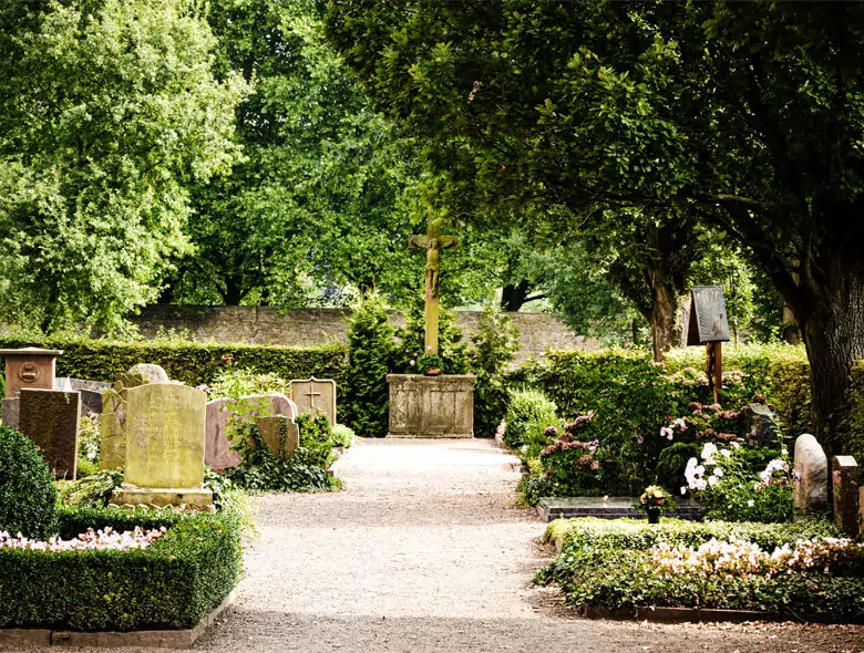 Friedhofsweg mit Gräbern links und rechts. Beerdigung in Böblingen beim Bestattungshaus Anita Märtin.
