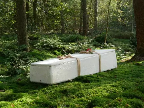 Weisser Sarg in einem grünen Wald. Ökologisch abbaubarer Sarg für ökologisches Bestatten in Böblingen.
